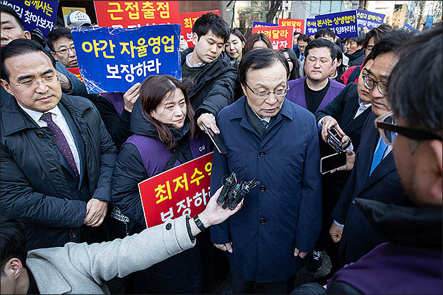 <포토>농성 중인 CU편의점주들 만난 이해찬 대표