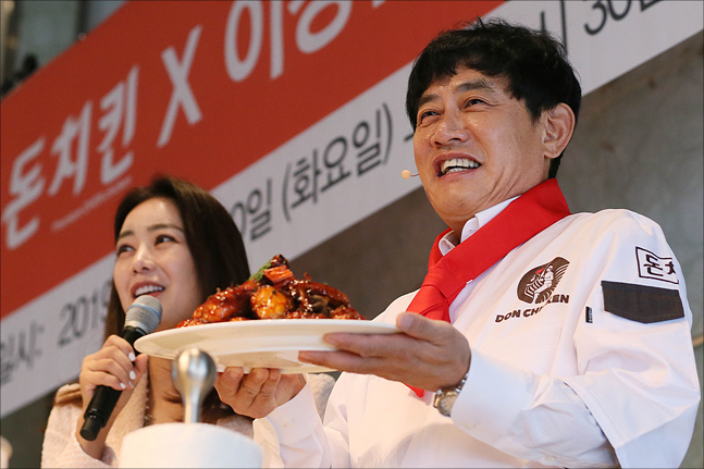 <포토> 돈치킨 신메뉴 이경규 치킨(허니마라치킨) 발표