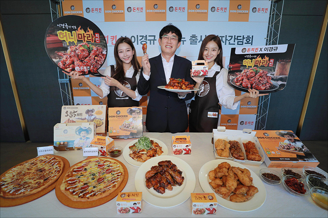 <포토> 돈치킨 신메뉴와 기념촬영하는 이경규