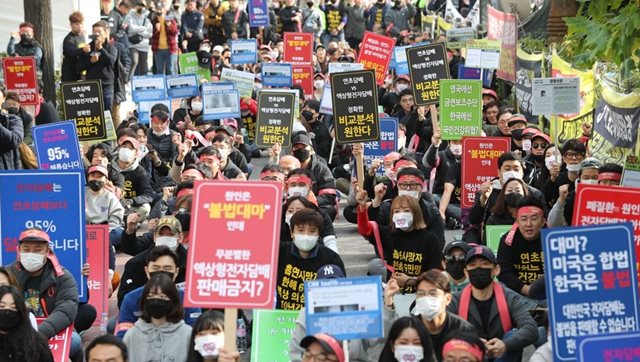 [유통 규제의 명암②] 뿔난 전자담배 사용자·소상공인…국민 건강 생각하면 연초부터