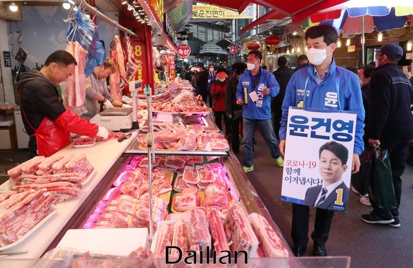 <포토>남구로시장 찾아 지지 호소하는 윤건영