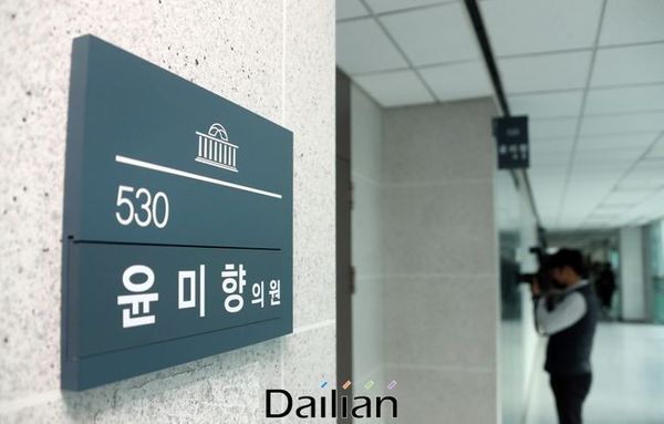 돈 찍는 기계 없는 한 거액 저축 불가능 야권 총공세에 윤미향 묵묵무답(종합)