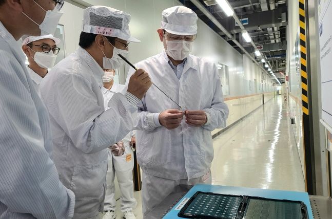 [포토] 이재용 부회장, 삼성전기 부산사업장 방문...임직원 간담회 개최