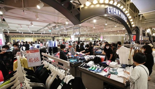 백화점·대형마트 주말 할인 행사 진행…신세계 해외명품 최고 80%