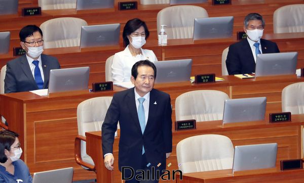 <포토> 발언석 이동하는 정세균 국무총리