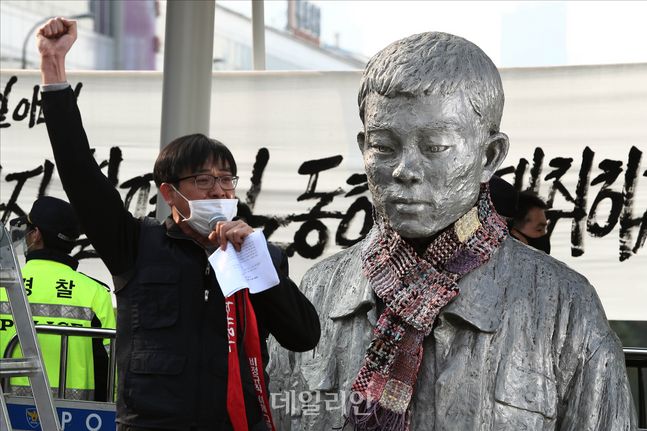 <포토> 전태일 열사 50주기, 평화시장 앞 모인 노동자들