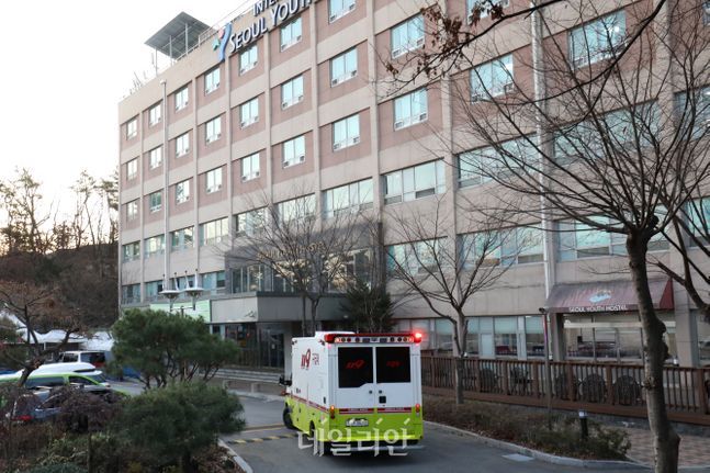 <포토> 남산유스호스텔 들어서는 구급차