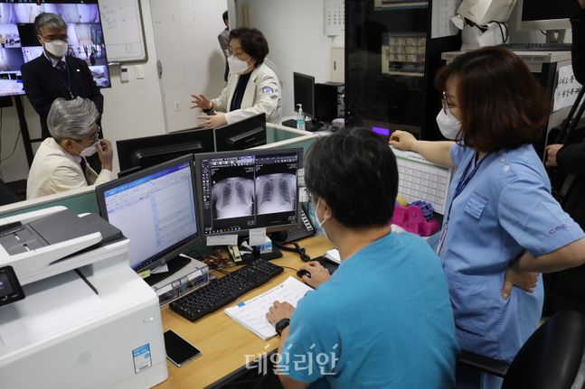 <포토> 분주한 코로나19 은평생활치료센터 의료진