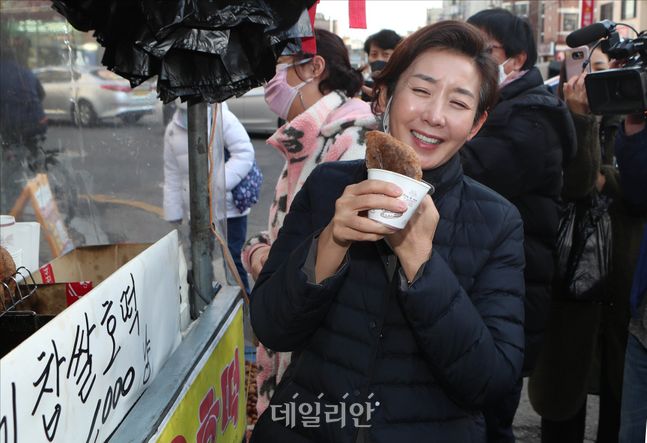 <포토> 호떡 시식하는 나경원