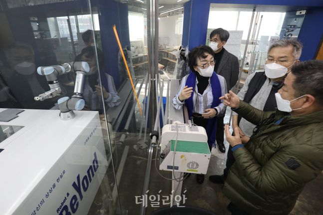 <포토> 최강욱-김진애, 봉제디자인이음협동조합 방문