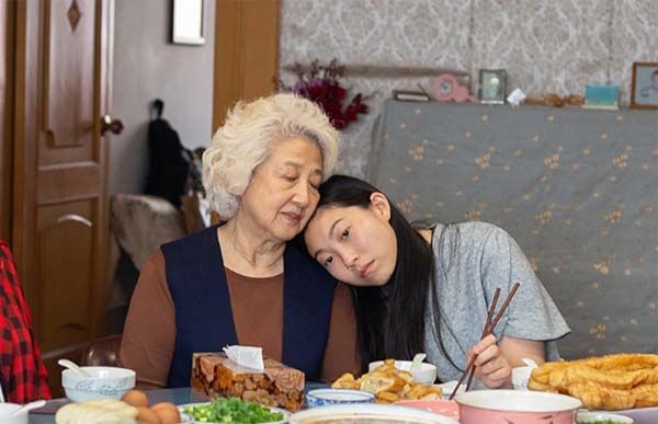 [양경미의 영화로 보는 세상] 거짓말에 담긴 가족사랑, 영화 ‘페어웰’
