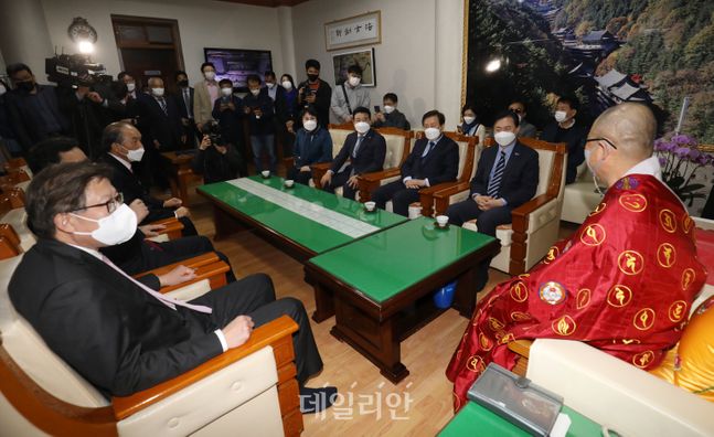 <포토> 삼광사 찾은 부산시장 후보들