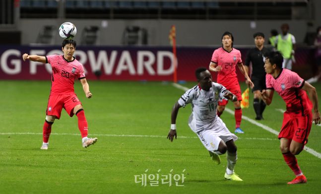 수비 뒷공간 침투 패스하는 이강인