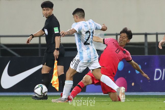 태클을 시도하는 김진야
