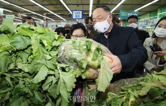 농협 하나로마트 방문한 홍남기 경제부총리
