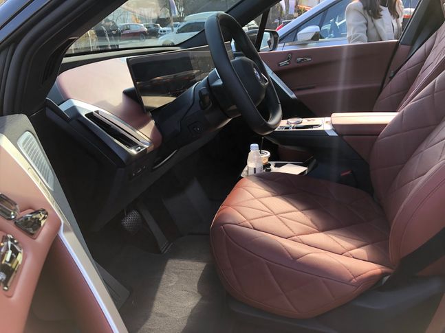 [시승기] 눈과 귀가 즐겁다…럭셔리 전기차 BMW iX의 매력