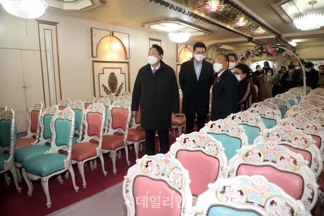 무료 예식 봉사 신신 예식장 찾은 윤석열