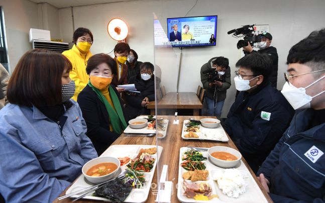 시화공단 노동자들과 대화하는 심상정