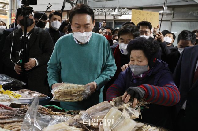 남원 시장에서 건어물 구입하는 윤석열