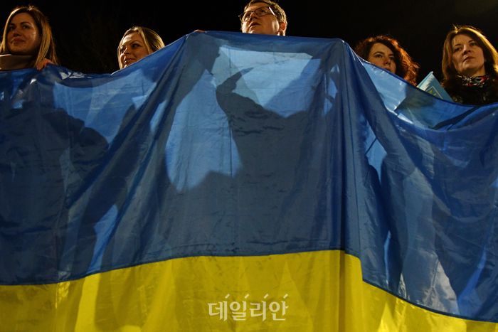러시아 돈줄 죄는 미국…우크라 목줄 죄는 러시아