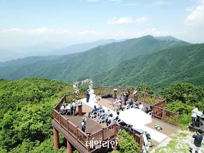 [현장] 눈으로만 즐긴다? 결혼·캠핑·힐링까지…국립공원의 ‘변신’