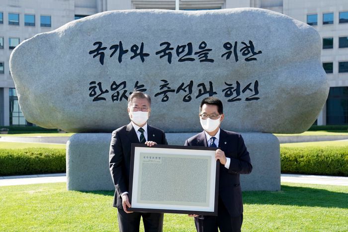 국정원 직원들, 새 원훈으로 61년 전 음지서 일하고 양지를 지향 가장 선호