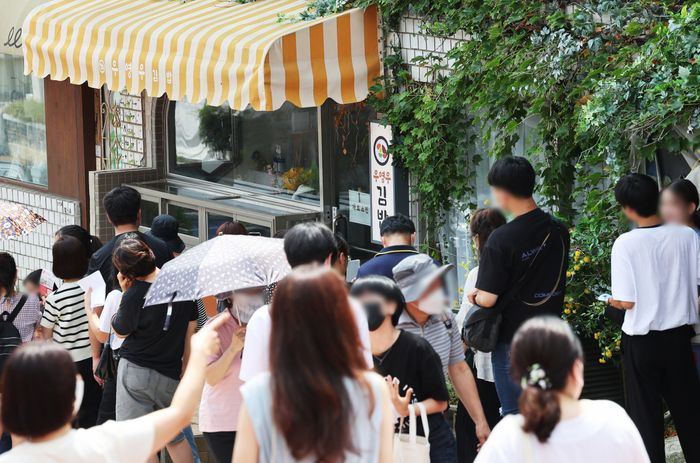 우영우 그 김밥집 보려고 왔다…팽나무 이어 수원 행리단길도 인산인해
