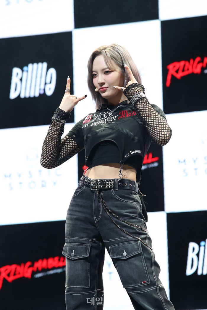 빌리 문수아의 락앤롤 포즈