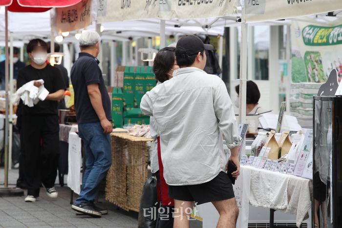 농수산물 살펴보는 시민들