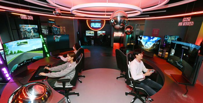 LG 올레드 플렉스, 서울 강남 금성오락실 시즌3 등장