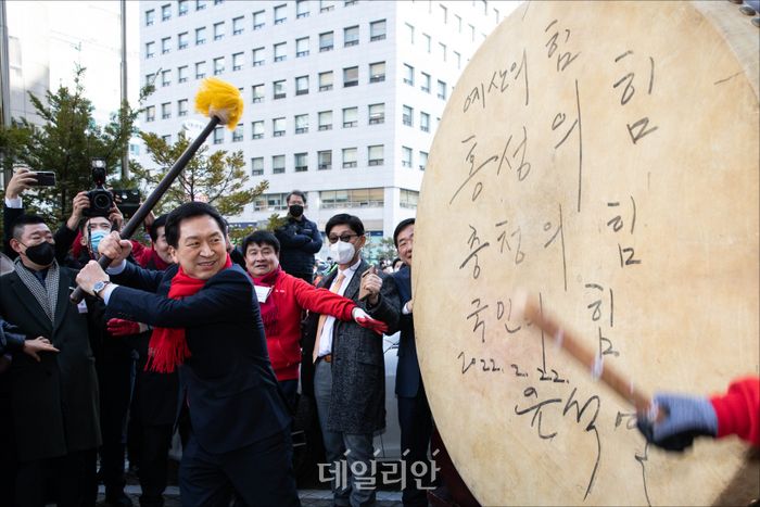 캠프 개소식 전 대북 치는 김기현 국민의힘 의원