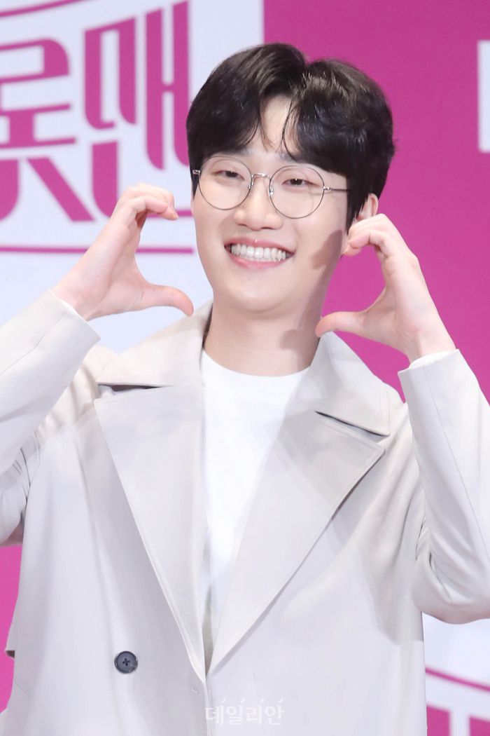 공훈 귀여움 넘치는 볼하트