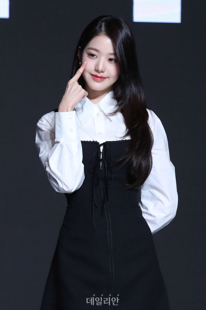 장원영 아이브 대표 포즈