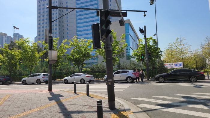 수원법원종합청사 진입로 정체 여전해, 주차장 방불