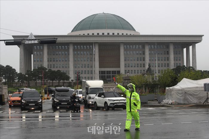 전국 민방위 훈련 통제되는 국회대로