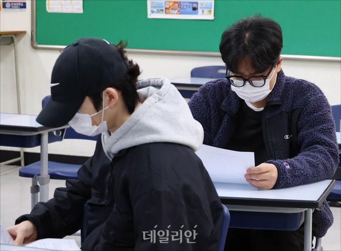 2025학년도 수능도 n수생 몰릴 듯…가장 먼저 할 일은 지난 3년간 3월 학평 풀어보는 것