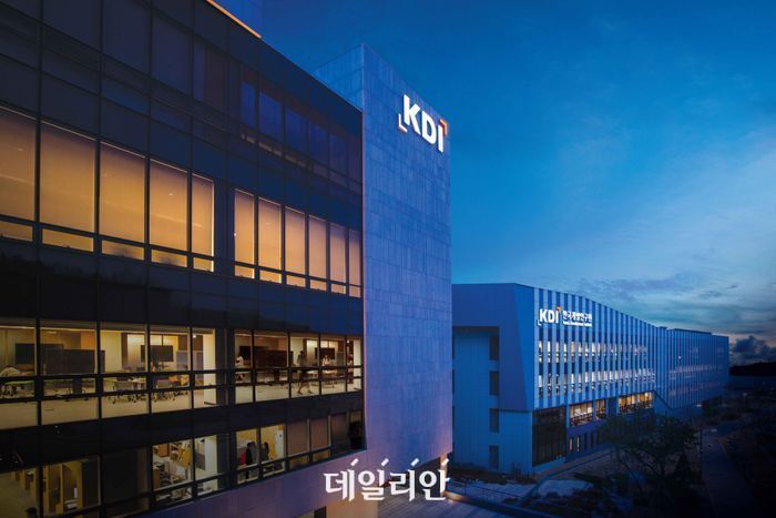 KDI “반도체 중심 수출 회복…고금리 탓, 내수 둔화 4개월째”