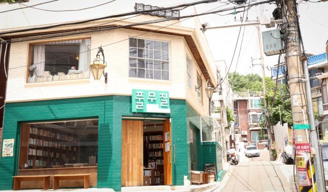 대학가에서 해방촌으로…서점 풀무질이 내린 단단한 ‘뿌리’ [공간을 기억하다]