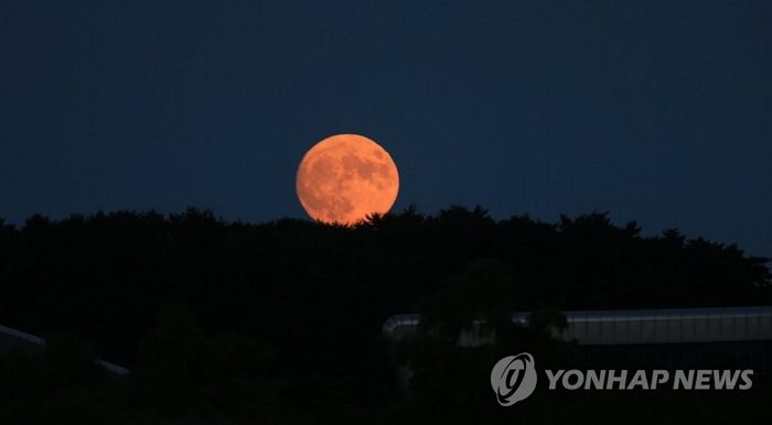 [오늘 날씨] 연휴 첫날, 전국 곳곳 비…2024년 추석 보름달 뜨는 시간·달맞이 명소는?