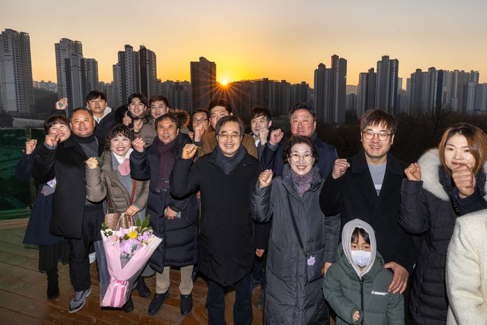 김동연, 새해 첫 근무날 의인 9명과 광교호수공원서 일출 보고 떡만둣국 조찬