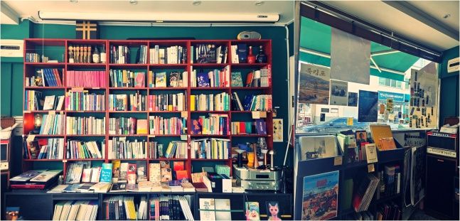 책과 술, 그리고 영화…취향을 나누는 사랑방 ‘주책필름’ [공간을 기억하다]