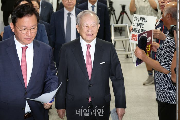노조법 개정 반대 기자회견 참석하는 손경식 회장