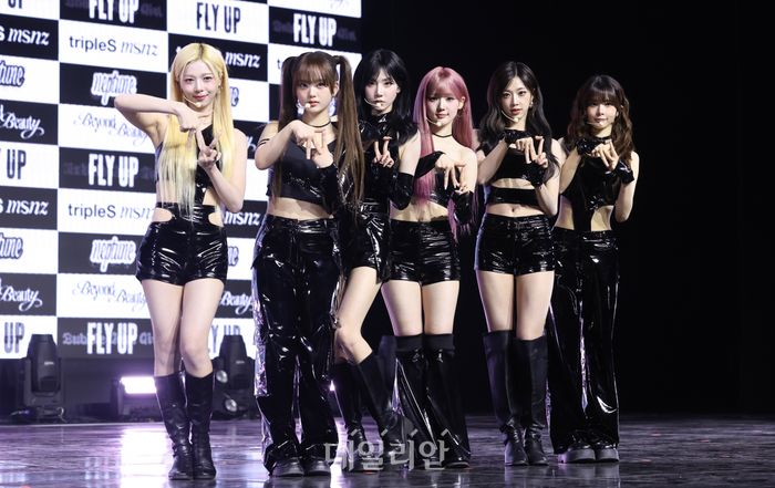 포즈 취하는 트리플에스 neptune