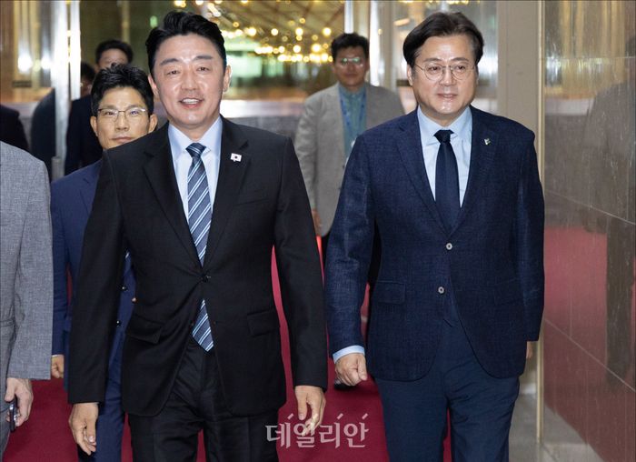 조정식 국회의장 예방 위해 이동하는 강훈식 대통령비서실장과 홍익표 정무수석