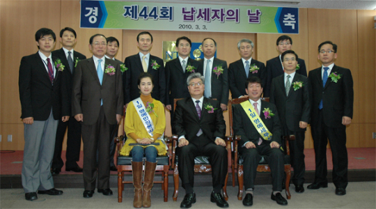 세무서 찾은 선덕여왕, 저 세금 많이 내고 있어요