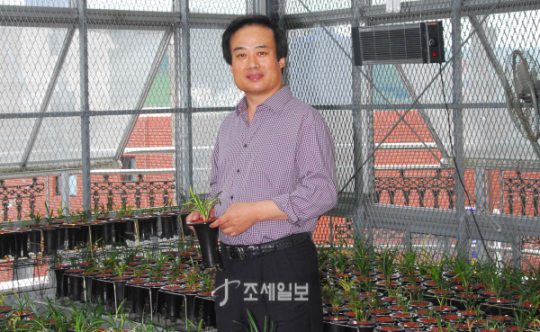 부산국세청 감사관, 한국춘란 지침서 발간 화제