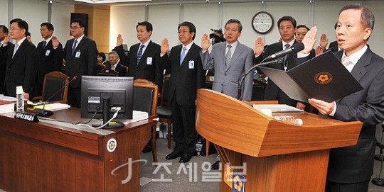 [2012년 지방국세청 국정감사][포토]증인 선서 하는 서울·중부지방국세청장