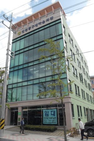 세금으로 건물지어 임대료는 내 주머니에?