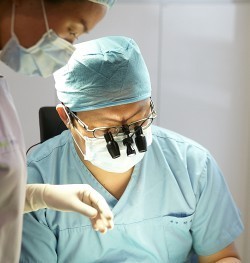 연예인 헤어라인교정. 후기가 관심을 이끈다