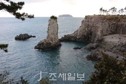 구석구석 슬로슬로 제주도 도보여행 (38) 서귀포 황우지 해안~외돌개~법환포구 걷는 올레7코스 환상적…동양최대 약천사도 둘러볼 만